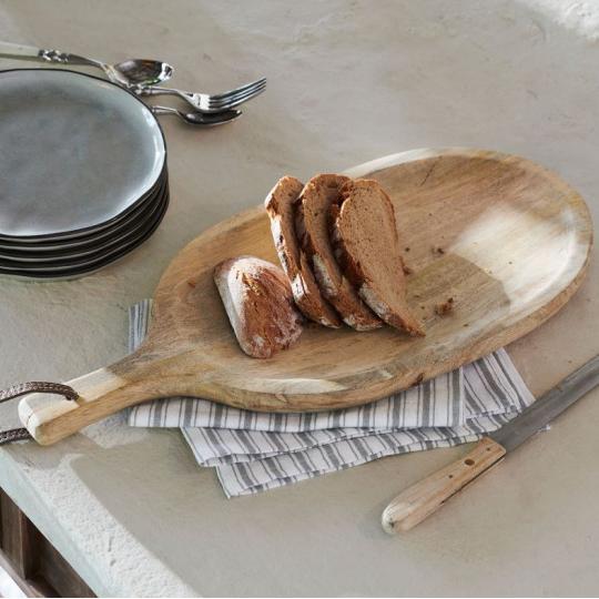 prirodny stary loparik ponuka kuchynska prirodna drevena doska doplnok na chlieb drevo rustikalna chalupa rekreacny dom country stolovanie kuchyna.jpg